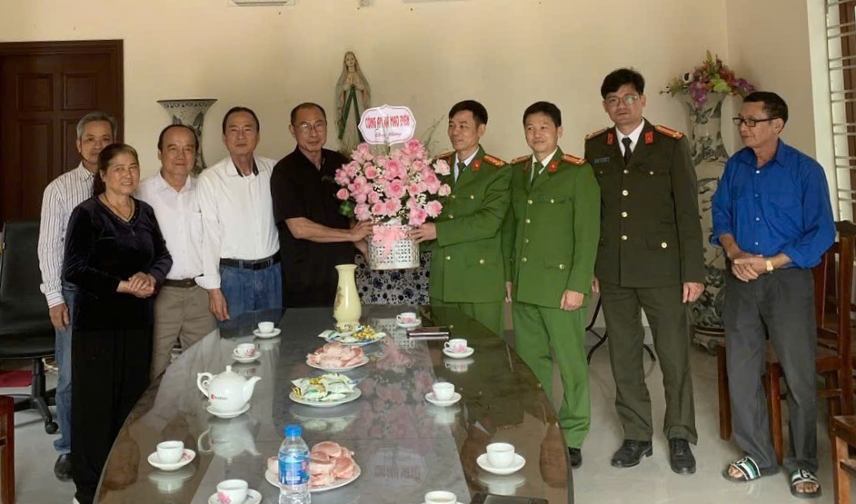 Công an xã Mao Điền tổ chức thăm hỏi, tặng quà các giáo xứ, giáo họ nhân dịp Lễ Giáng sinh